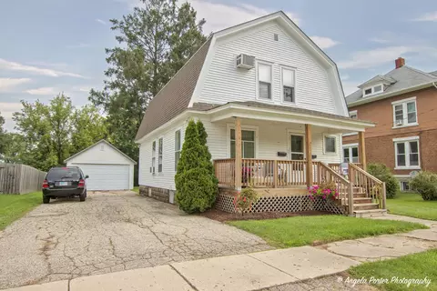 521 Burbank Ave, Woodstock, IL 60098