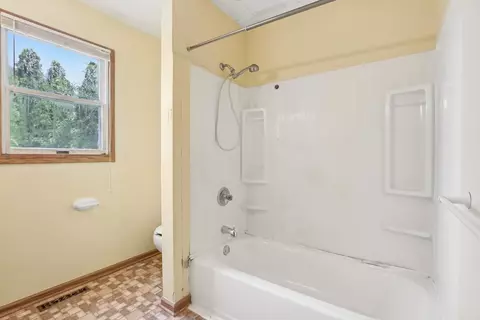 Bath - 1270 Deerpath Dr, Morris, IL 60450 photo 1 of 2