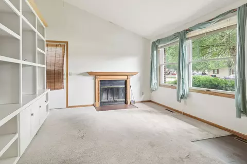 Living - 1270 Deerpath Dr, Morris, IL 60450 photo 1 of 2