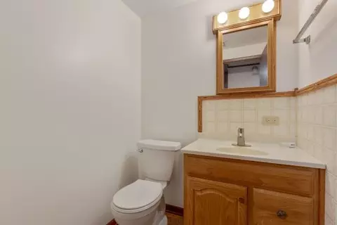 Bath - 1230 Braeburn Dr, Elgin, IL 60123 photo 2 of 2