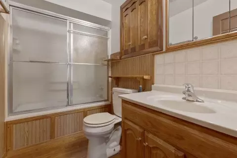 Bath - 1230 Braeburn Dr, Elgin, IL 60123 photo 1 of 2