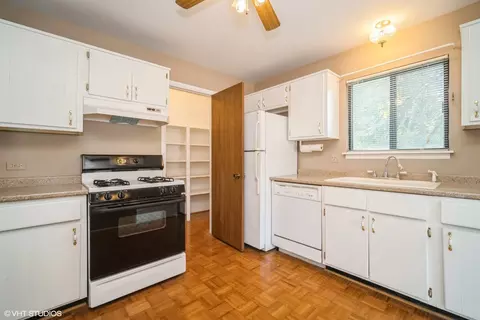 Kitchen - 1152 Silverwood Ct #B2, Wheeling, IL 60090 photo 2 of 2