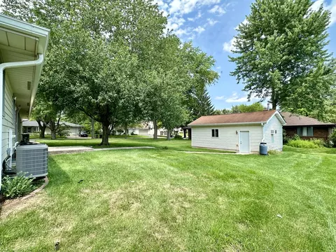 Exterior - 953 Chippewa Dr, Elgin, IL 60120 photo 4 of 5
