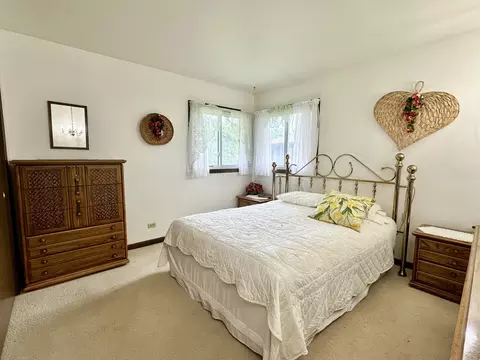 Bedroom - 953 Chippewa Dr, Elgin, IL 60120 photo 1 of 7