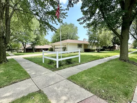Exterior - 953 Chippewa Dr, Elgin, IL 60120 photo 2 of 5