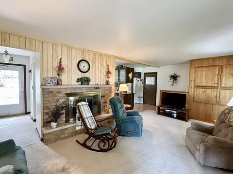 Living - 953 Chippewa Dr, Elgin, IL 60120 photo 1 of 4