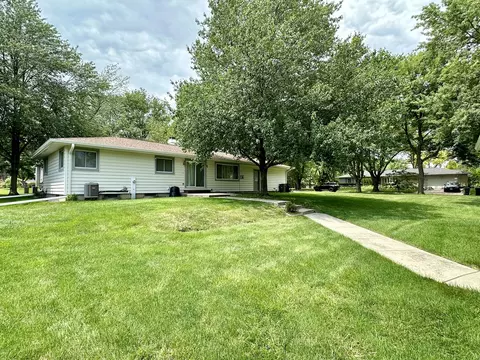 Exterior - 953 Chippewa Dr, Elgin, IL 60120 photo 3 of 5