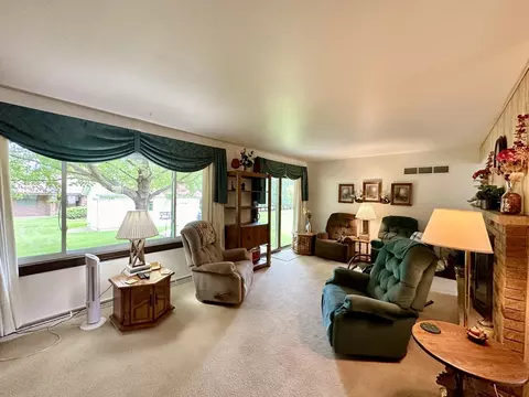 Living - 953 Chippewa Dr, Elgin, IL 60120 photo 2 of 4