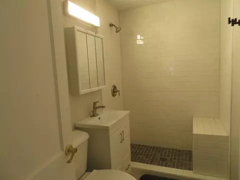 Bath - 1622 Lisbon Rd, Morris, IL 60450 photo 2 of 3
