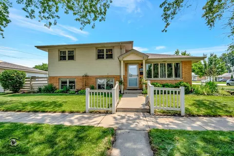 10525 Forest Ln, Chicago Ridge, IL 60415