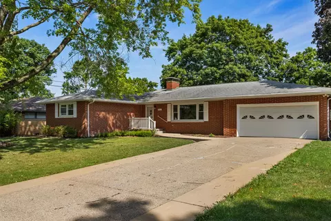 1112 Lincolnshire Dr, Champaign, IL 61821