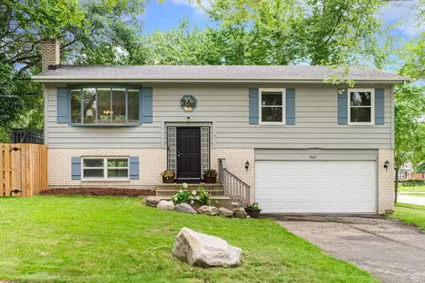 605 Chelsea Dr, Algonquin, IL 60102
