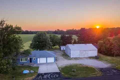 7931 Friends Creek Rd, Dewitt, IL 61735