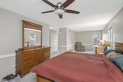 422 Simone Dr, Des Plaines, IL 60016 photo 10