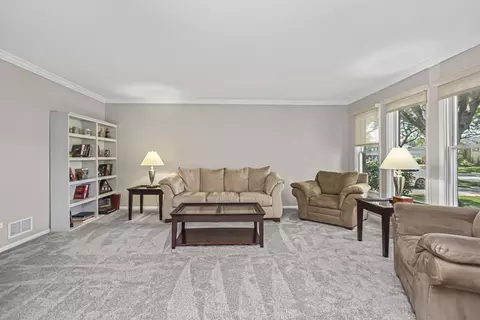 422 Simone Dr, Des Plaines, IL 60016 photo 2