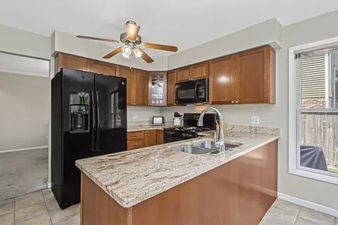 422 Simone Dr, Des Plaines, IL 60016 photo 4