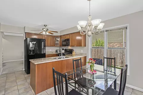 422 Simone Dr, Des Plaines, IL 60016 photo 5