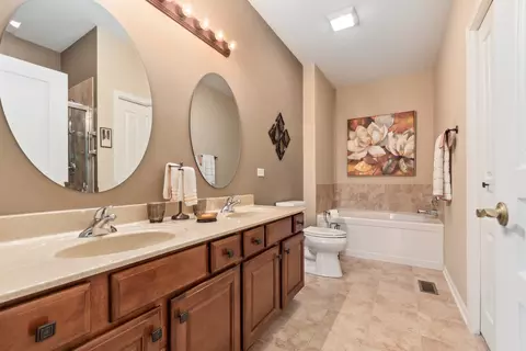 Bath - 1129 Heathrow Ln, Aurora, IL 60502 photo 1 of 2