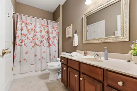 Bath - 1129 Heathrow Ln, Aurora, IL 60502 photo 2 of 2