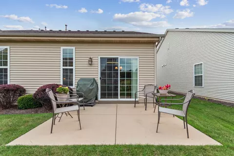 Exterior - 1129 Heathrow Ln, Aurora, IL 60502 photo 3 of 4