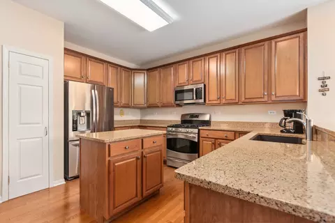 Kitchen - 1129 Heathrow Ln, Aurora, IL 60502 photo 2 of 2