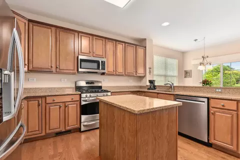 Kitchen - 1129 Heathrow Ln, Aurora, IL 60502 photo 1 of 2