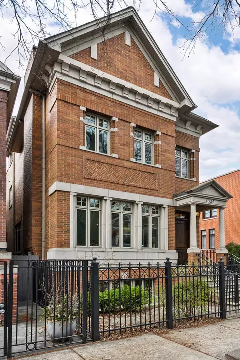 1322 W Henderson St, Chicago, IL 60657
