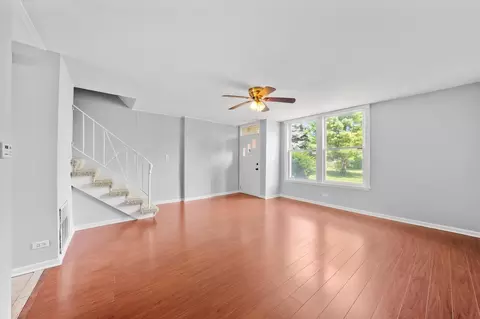 Living - 2129 Ash St #B, Des Plaines, IL 60018 photo 2 of 5