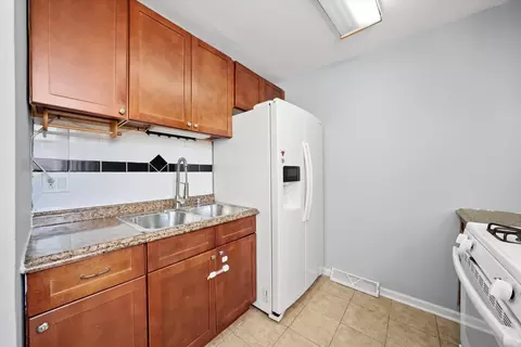 Kitchen - 2129 Ash St #B, Des Plaines, IL 60018 photo 1 of 3