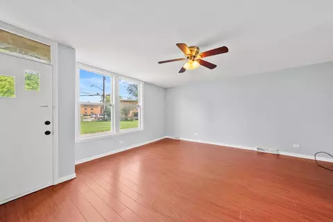 Living - 2129 Ash St #B, Des Plaines, IL 60018 photo 5 of 5