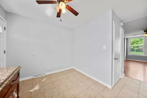 Entry Way - 2129 Ash St #B, Des Plaines, IL 60018 photo 2 of 3