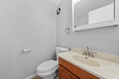 Bath - 2129 Ash St #B, Des Plaines, IL 60018 photo 2 of 2