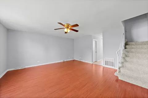 Living - 2129 Ash St #B, Des Plaines, IL 60018 photo 4 of 5
