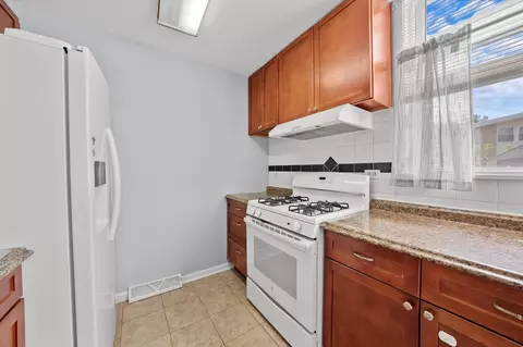 Kitchen - 2129 Ash St #B, Des Plaines, IL 60018 photo 2 of 3
