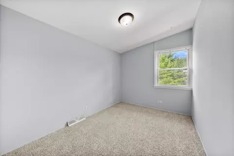 Bedroom - 2129 Ash St #B, Des Plaines, IL 60018 photo 5 of 6