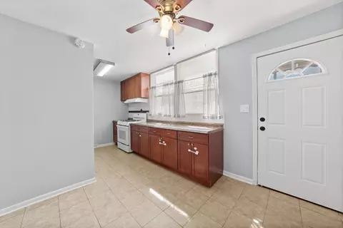 Entry Way - 2129 Ash St #B, Des Plaines, IL 60018 photo 1 of 3