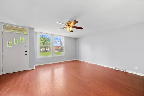 Living - 2129 Ash St #B, Des Plaines, IL 60018 photo 1 of 5