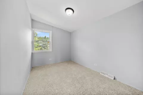 Bedroom - 2129 Ash St #B, Des Plaines, IL 60018 photo 3 of 6