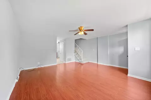 Living - 2129 Ash St #B, Des Plaines, IL 60018 photo 3 of 5