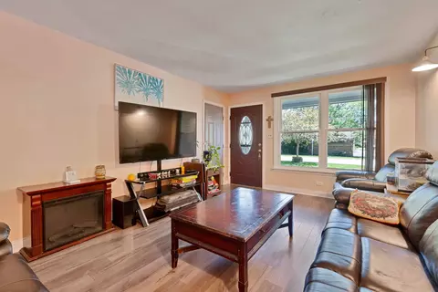 4403 Weber Dr, Rolling Meadows, IL 60008 photo 2