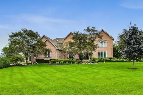 10 Copperfield Dr, Hawthorn Woods, IL 60047