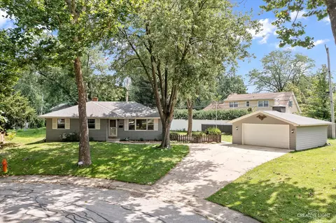 915 Hickory Ln, Naperville, IL 60540