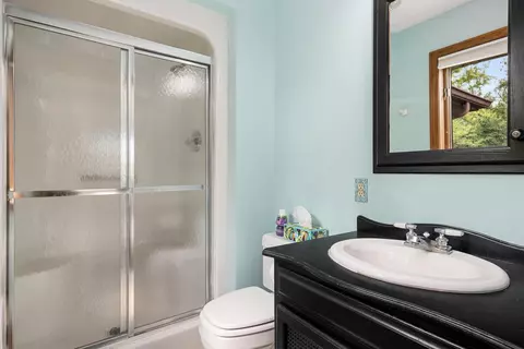 Bath - 1641 Knapp Ct, Congerville, IL 61729 photo 2 of 5