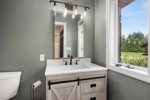 Bath - 1641 Knapp Ct, Congerville, IL 61729 photo 1 of 5