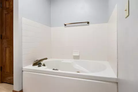 Bath - 1641 Knapp Ct, Congerville, IL 61729 photo 4 of 5