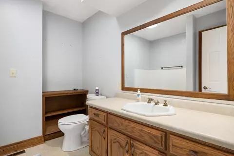 Bath - 1641 Knapp Ct, Congerville, IL 61729 photo 3 of 5