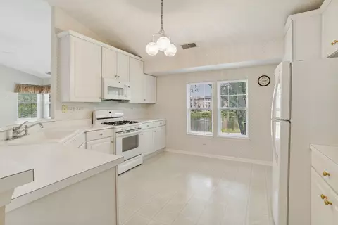 6661 Snug Harbor Dr, Willowbrook, IL 60527 photo 3