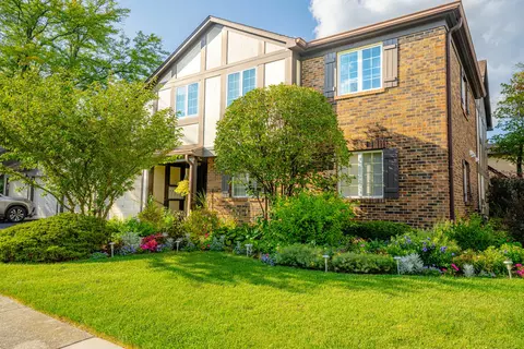 228 Brookside Ln #D, Willowbrook, IL 60527