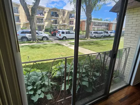 1247 E Washington St #104, Des Plaines, IL 60016 photo 3