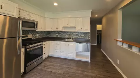 Kitchen - 2505 Grouse Ln, Rolling Meadows, IL 60008 photo 2 of 2